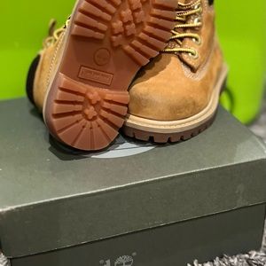 Used toddler timberland shoes size 4